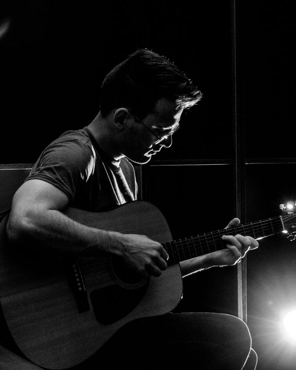 Arne speelt gitaar